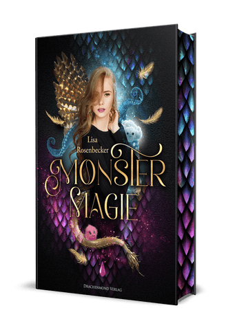 Das Cover zeigt mittig eine junge Frau in einem schwarzen Langarmshirt mit blonden Haaren. Der Titel steht mittig auf dem Cover, der Name der Autorin steht oberhalb des Titels. Hinter der jungen Frau sind blau-grün-rosa schillernde Schuppen abgebildet. Sie wird umrundet von zwei kleinen Wolkenmonstern. Der Rest des Hintergrundes ist schwarz.